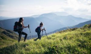 Descubre cómo hacer senderismo en verano: consejos, beneficios y precauciones para disfrutar la montaña con seguridad.